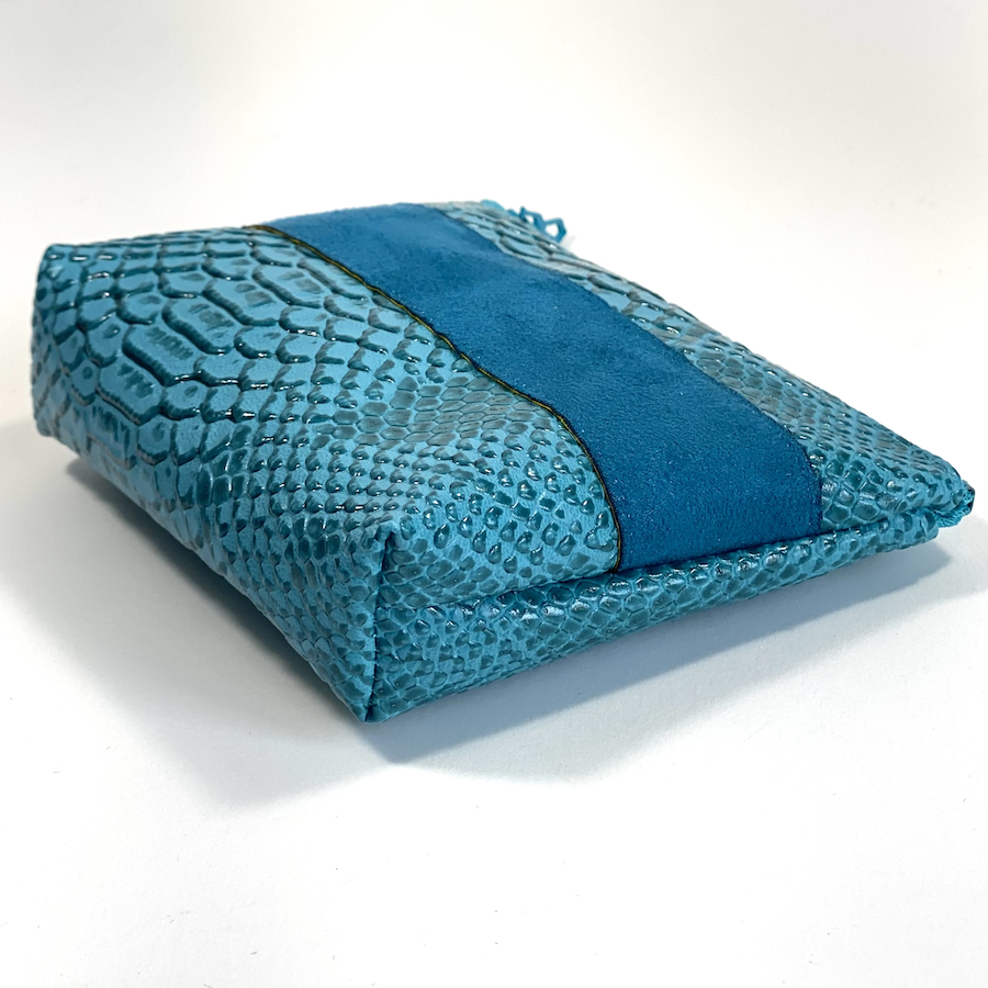 Trousses passeport et cartes, simili cuir effet python, bleu lagon, format passeport, bande suedine, Pas Si Muette, accessoires, idée cadeau, fabrication française
