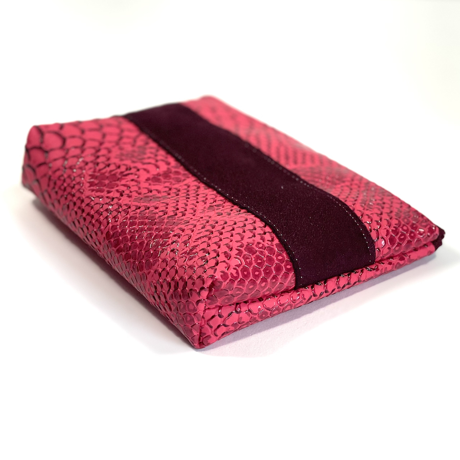 Trousses passeport et cartes, simili cuir effet python, rose fuschia, format passeport, bande suedine, Pas Si Muette, accessoires, idée cadeau, fabrication française