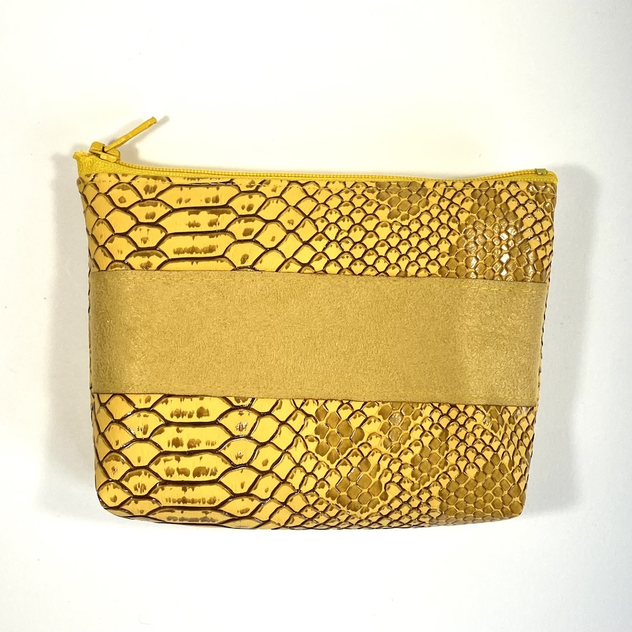 Trousses passeport et cartes, simili cuir effet python, jaune safran, format passeport, bande suedine, Pas Si Muette, accessoires, idée cadeau, fabrication française