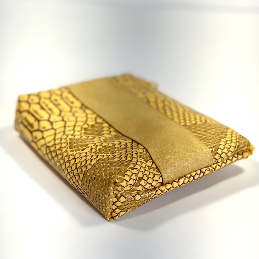Trousses passeport et cartes, simili cuir effet python, jaune safran, format passeport, bande suedine, Pas Si Muette, accessoires, idée cadeau, fabrication française
