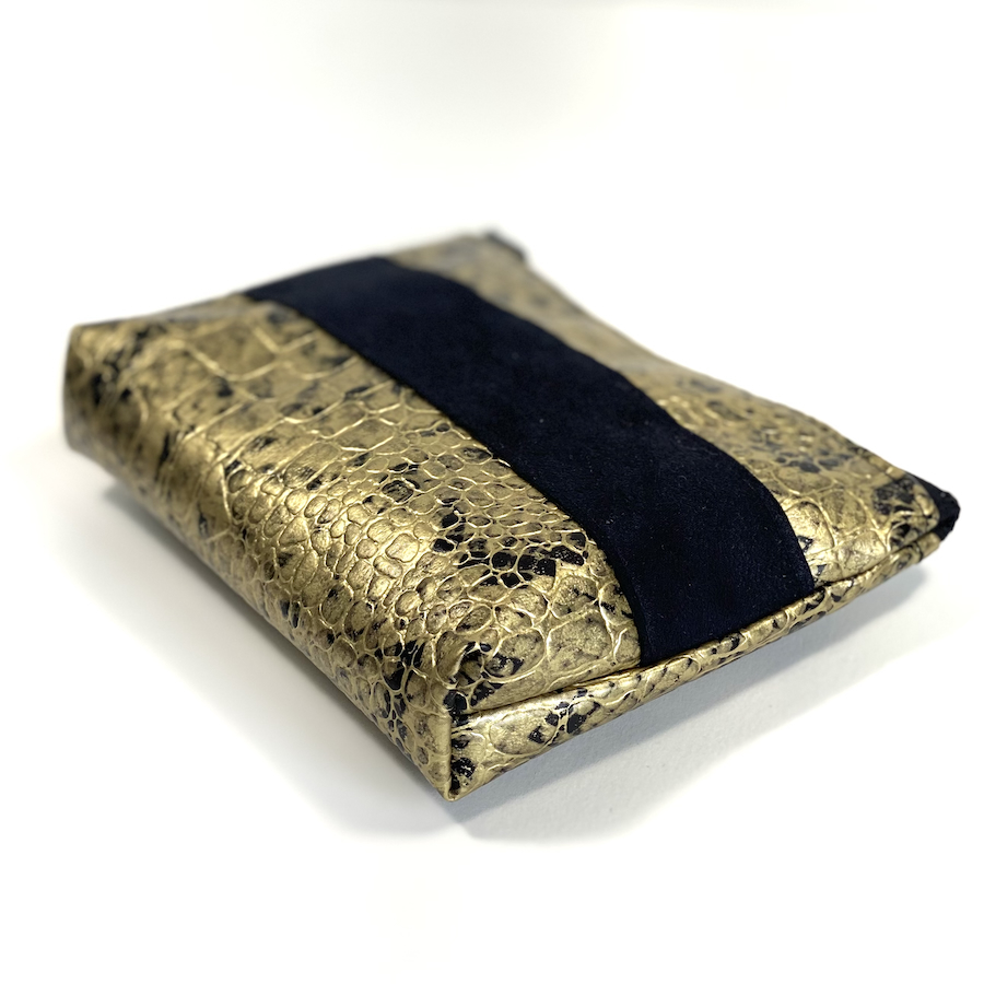 Trousses passeport et cartes, simili cuir effet python, or et noir, format passeport, bande suedine, Pas Si Muette, accessoires, idée cadeau, fabrication française