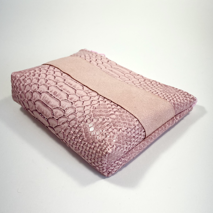 Trousses passeport et cartes, simili cuir effet python, rose pastel, format passeport, bande suedine, Pas Si Muette, accessoires, idée cadeau, fabrication française