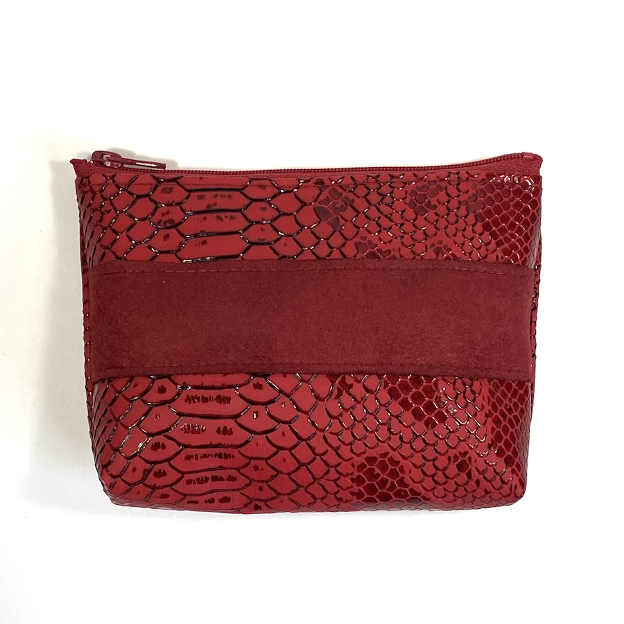 Trousses passeport et cartes, simili cuir effet python, rouge cerise, format passeport, bande suedine, Pas Si Muette, accessoires, idée cadeau, fabrication française