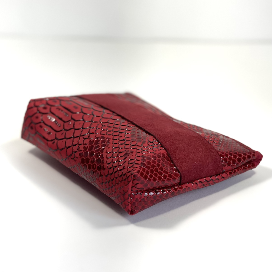 Trousses passeport et cartes, simili cuir effet python, rouge cerise, format passeport, bande suedine, Pas Si Muette, accessoires, idée cadeau, fabrication française