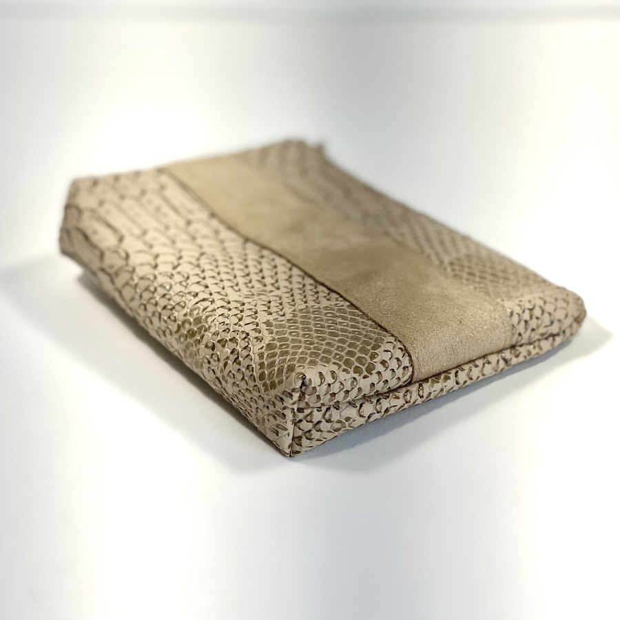 Trousses passeport et cartes, simili cuir effet python, taupe, format passeport, bande suedine, Pas Si Muette, accessoires, idée cadeau, fabrication française