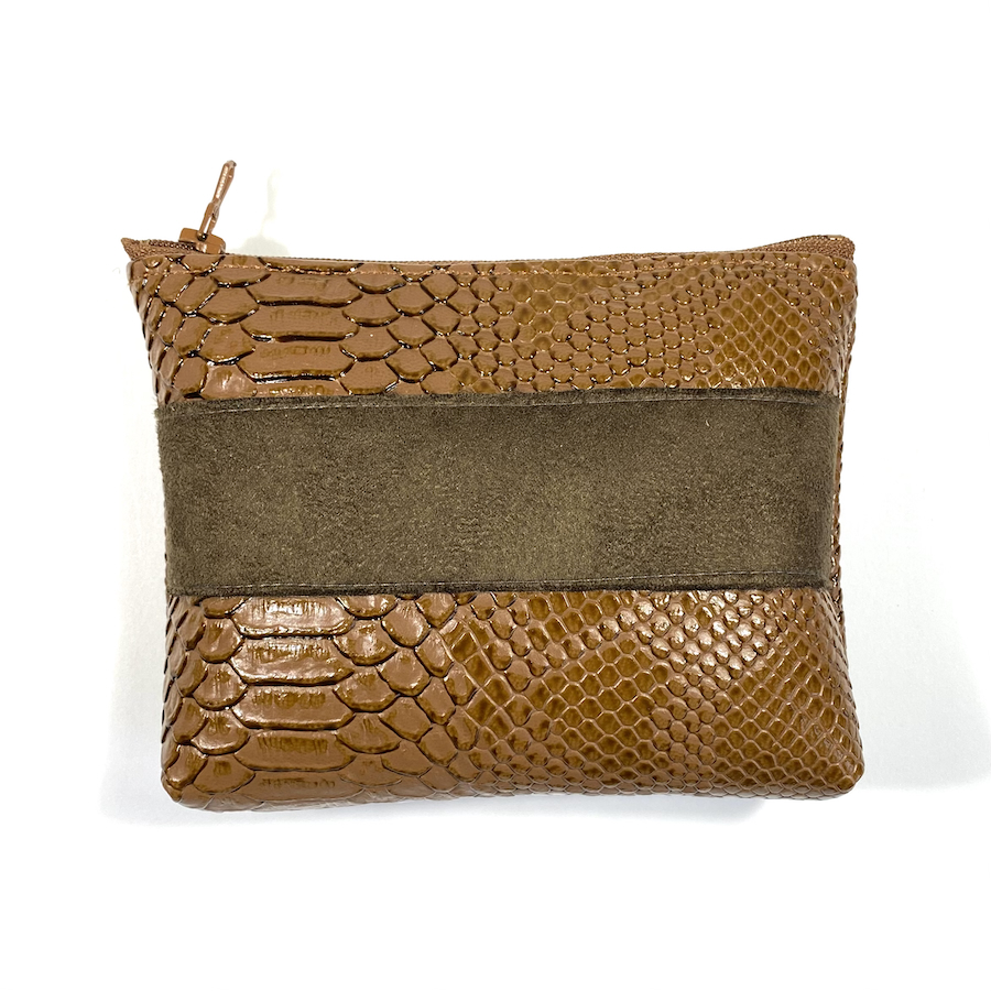 Trousses passeport et cartes, simili cuir effet python, moka, format passeport, bande suedine, Pas Si Muette, accessoires, idée cadeau, fabrication française