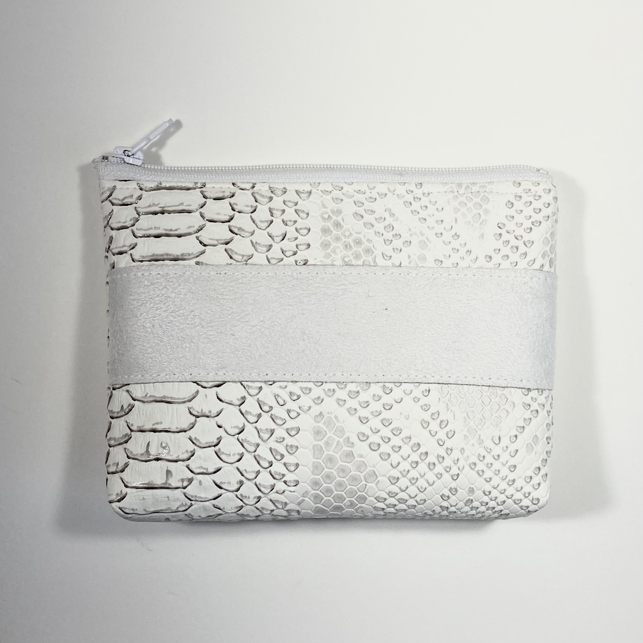 Trousses passeport et cartes, simili cuir effet python blanc, format passeport, bande suedine, Pas Si Muette, accessoires, idée cadeau, fabrication française