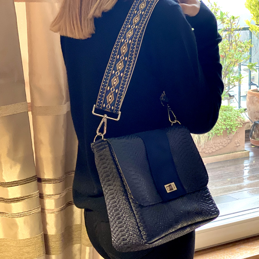 sac à main, Pas Si Muette, sac 400, fabrication française, sac à rabat, simili cuir python, bleu marine, idée cadeau