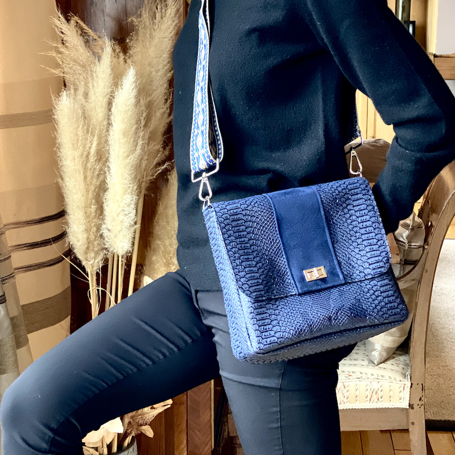 sac à main, Pas Si Muette, sac 400, fabrication française, sac à rabat, simili cuir python, bleu marine, idée cadeau