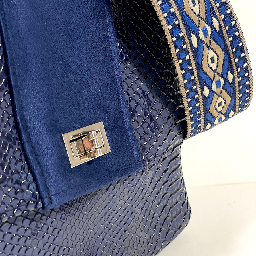 sac à main, Pas Si Muette, sac 400, fabrication française, sac à rabat, simili cuir python, bleu marine, idée cadeau