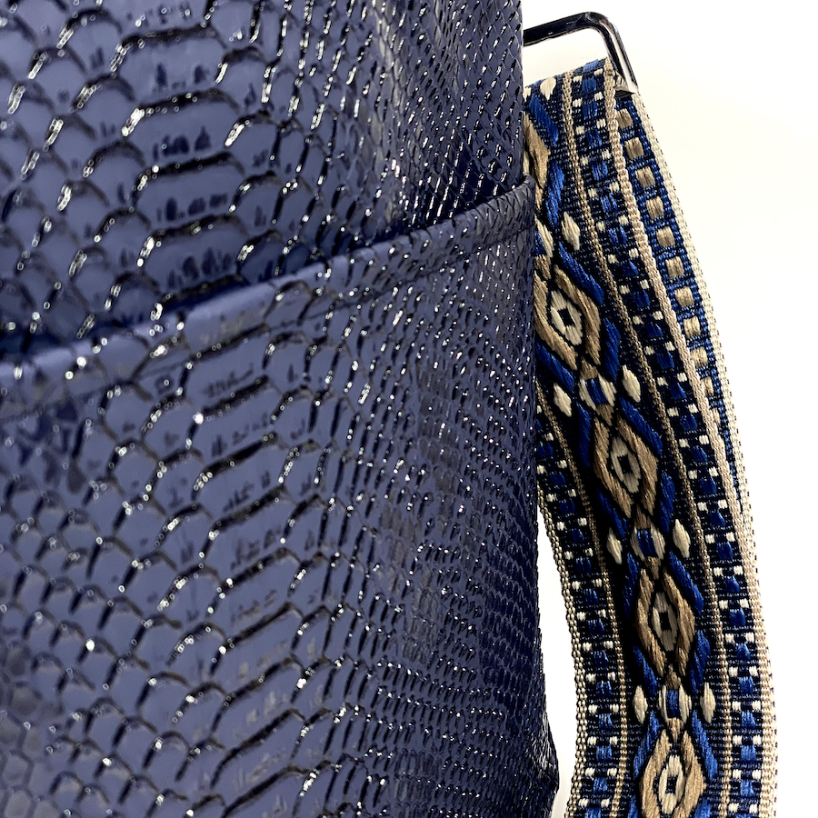 sac à main, Pas Si Muette, sac 400, fabrication française, sac à rabat, simili cuir python, bleu marine, idée cadeau