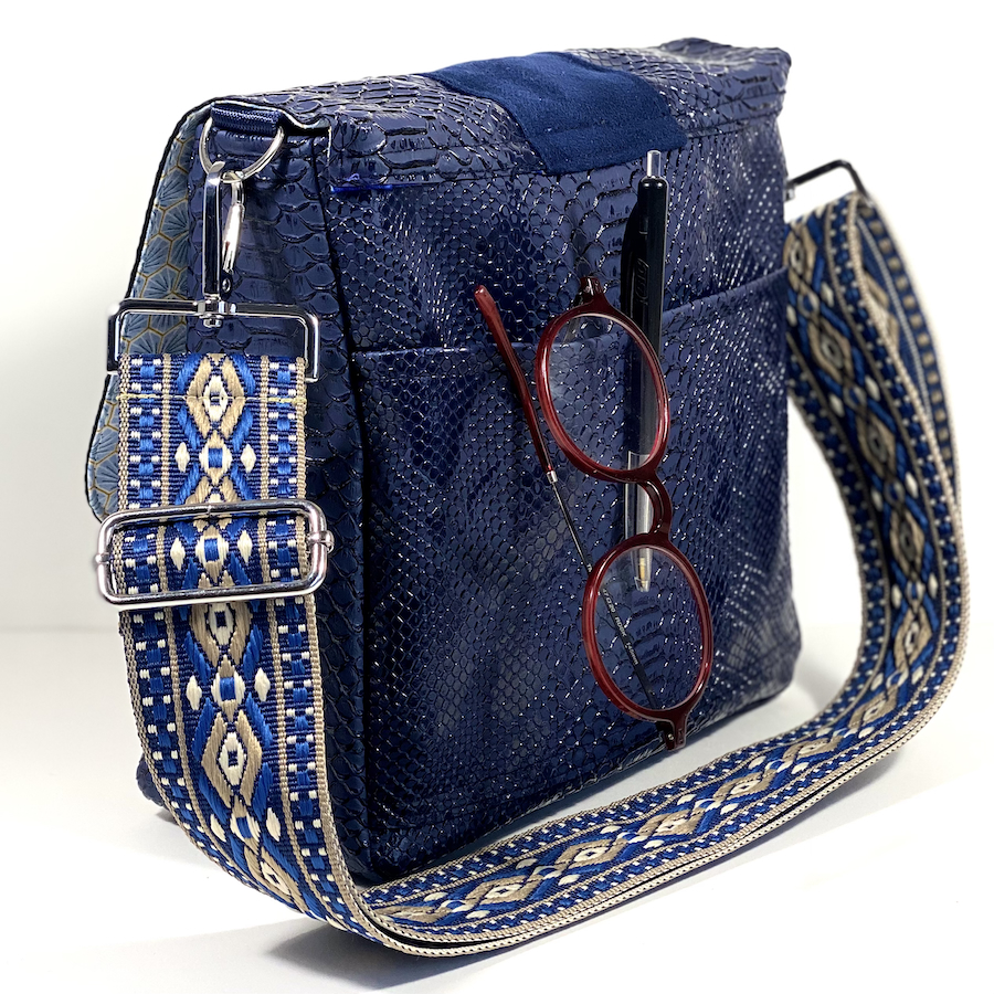 sac à main, Pas Si Muette, sac 400, fabrication française, sac à rabat, simili cuir python, bleu marine, idée cadeau