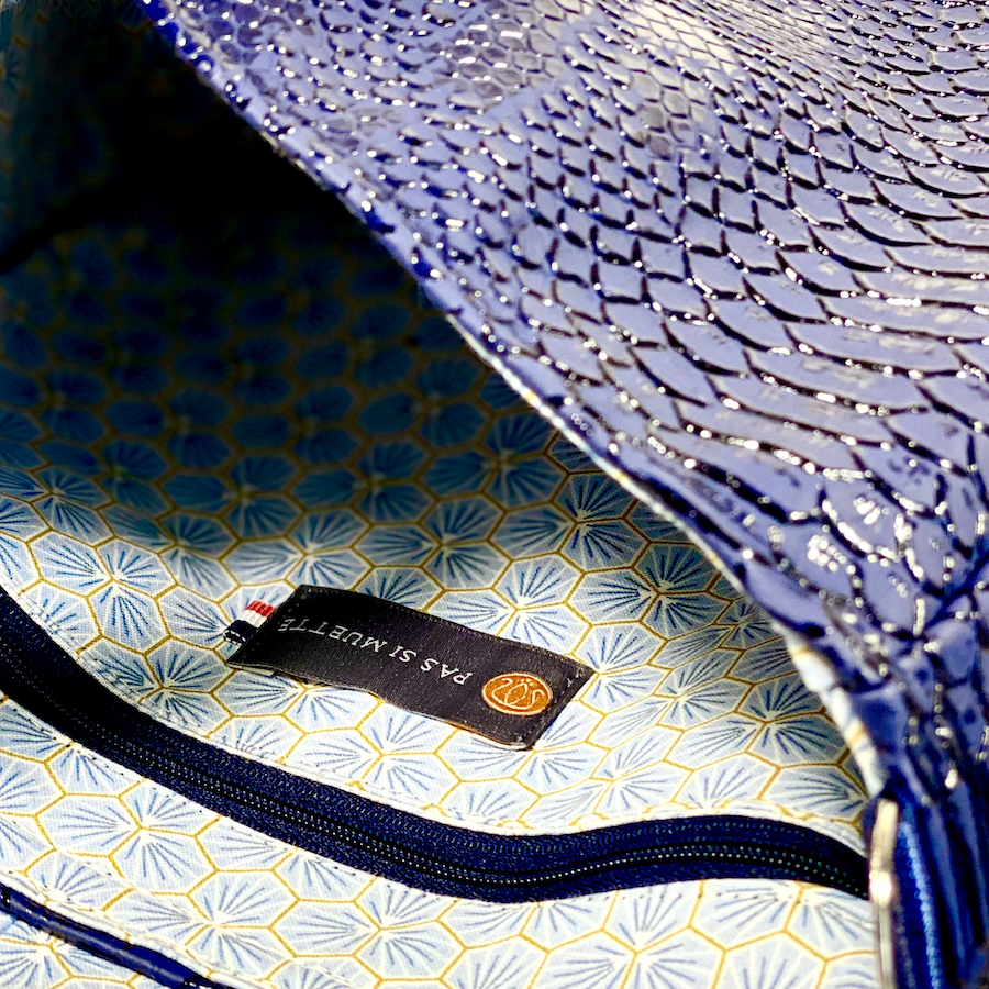 sac à main, Pas Si Muette, sac 400, fabrication française, sac à rabat, simili cuir python, bleu marine, idée cadeau