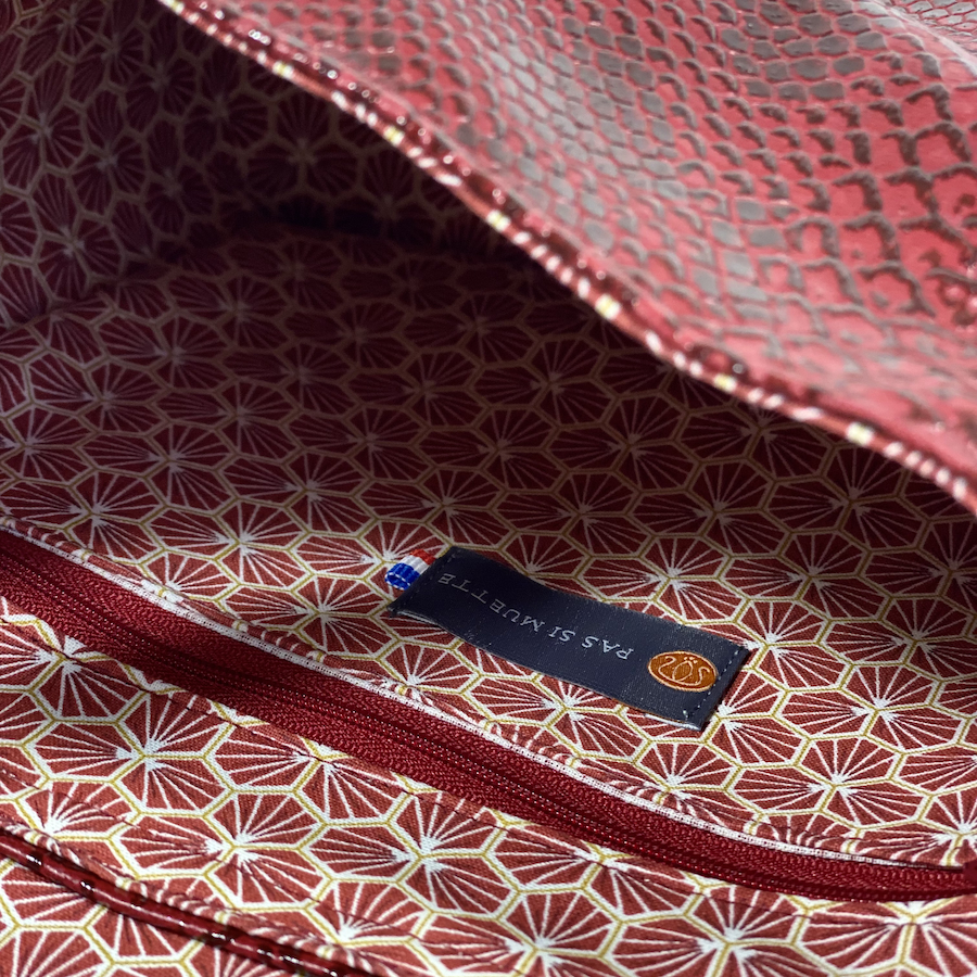 sac à main, Pas Si Muette, sac 400, fabrication française, sac à rabat, simili cuir python, rouge bourgogne, idée cadeau