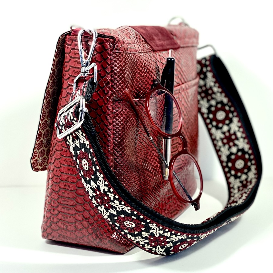 sac à main, Pas Si Muette, sac 400, fabrication française, sac à rabat, simili cuir python, rouge bourgogne, idée cadeau