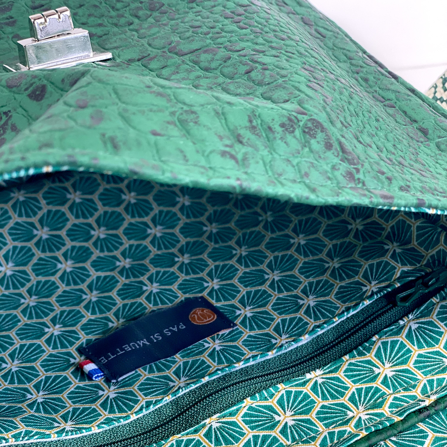 sac à main, Pas Si Muette, sac 400, fabrication française, sac à rabat, simili cuir serpent vert emeraude, idée cadeau