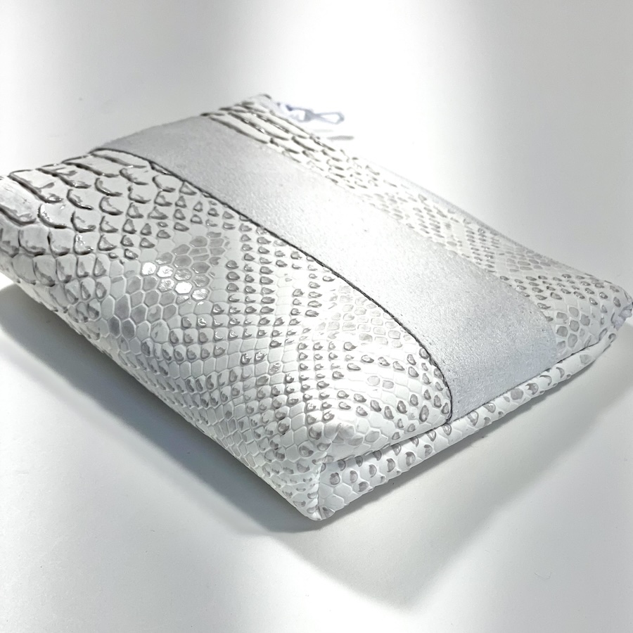 Trousses passeport et sac, simili cuir effet python blanc, format passeport, bande suedine, Pas Si Muette, accessoires, idée cadeau, fabrication française