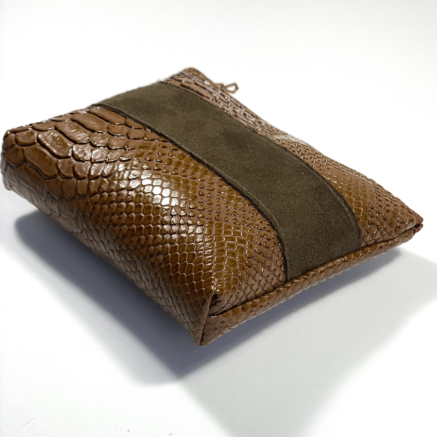 Trousses passeport et cartes, simili cuir effet python, moka, format passeport, bande suedine, Pas Si Muette, accessoires, idée cadeau, fabrication française