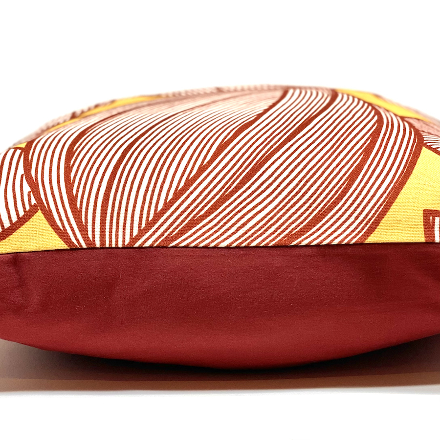 Housses de coussins tissus Editeurs. Motif coque de cacao rouge sur fond jaune. Fabrication française. Idée déco cadeau.