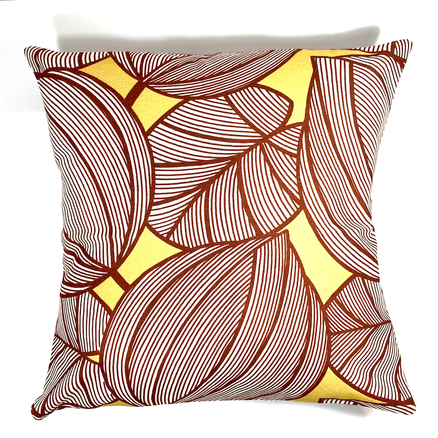 Housses de coussins tissus Editeurs. Motif coque de cacao rouge sur fond jaune. Fabrication française. Idée déco cadeau.