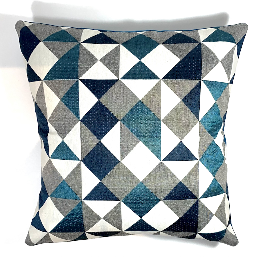 Housses de coussins tissus Editeurs. Motif géometrique bleu canard, gris, marine et blanc. Coussins en tissus Editeur, maison Thevenon. Fabrication française. Idée déco cadeau.