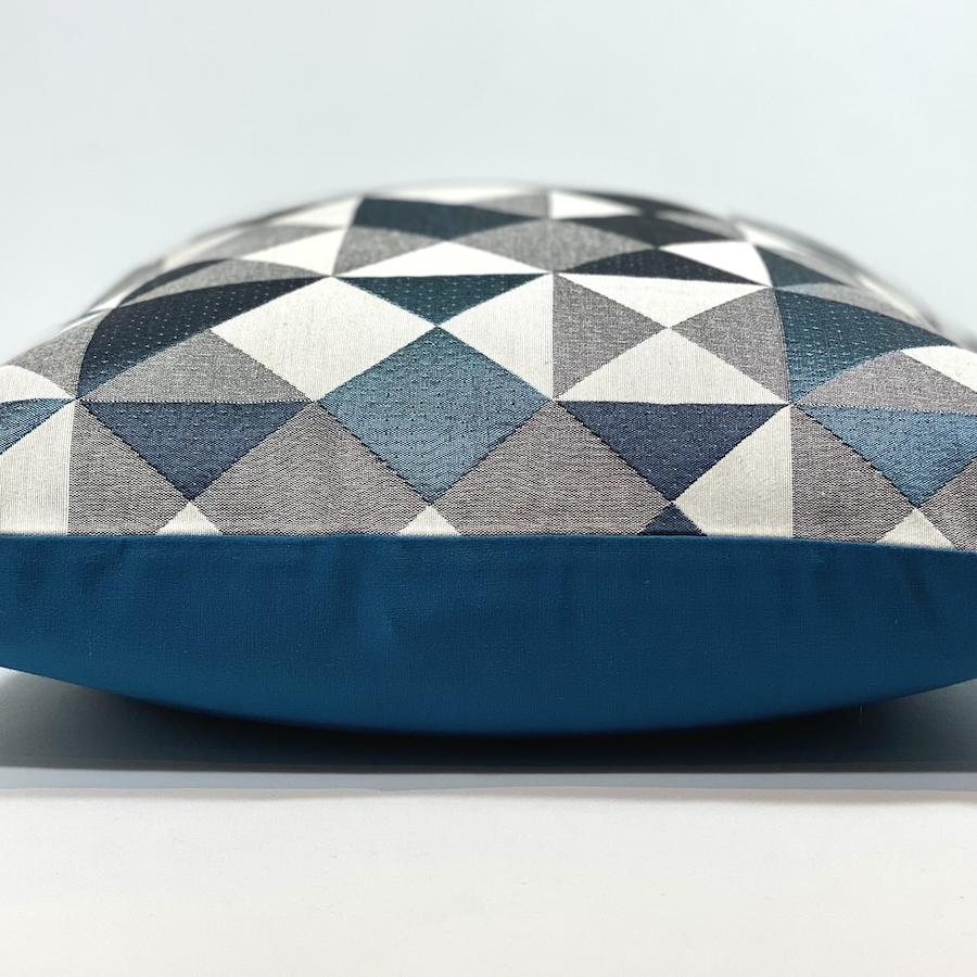 Housses de coussins tissus Editeurs. Motif géometrique bleu canard, gris, marine et blanc. Coussins en tissus Editeur, maison Thevenon. Fabrication française. Idée déco cadeau.