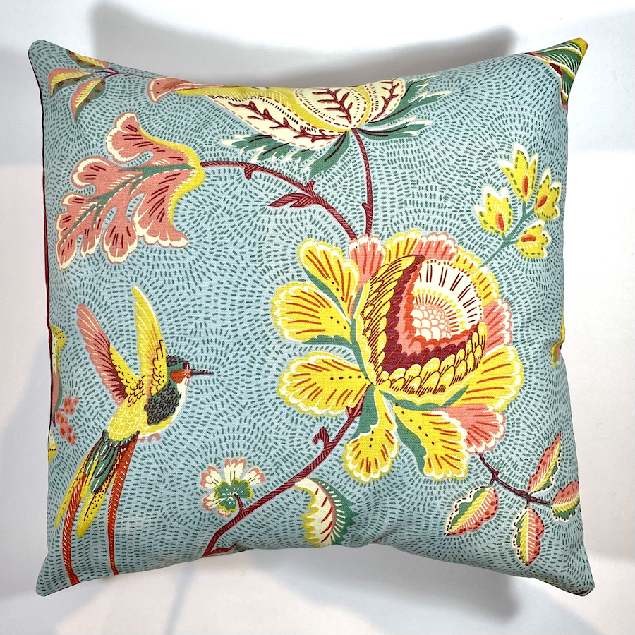 Housses de coussins tissus Editeurs. Motif oiseau et grandes fleurs, rose, jaune, vert d'eau. Coussins tissus Editeur, maison Thevenon. Fabrication française. Idée déco cadeau.