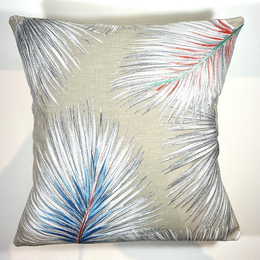 Housses de coussins tissus Editeurs. Motif feuilles palmes noir et blanc, légremment colorées sur fond ficelle. Coussins tissus Editeur, maison Thevenon. Fabrication française. Idée déco cadeau.