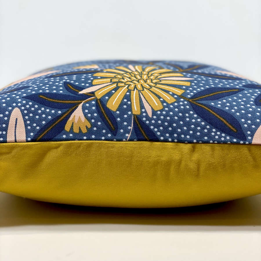 Housses de coussins tissus Editeurs. Motif tournesols sur fond bleu denim. Fabrication française. Idée déco cadeau.