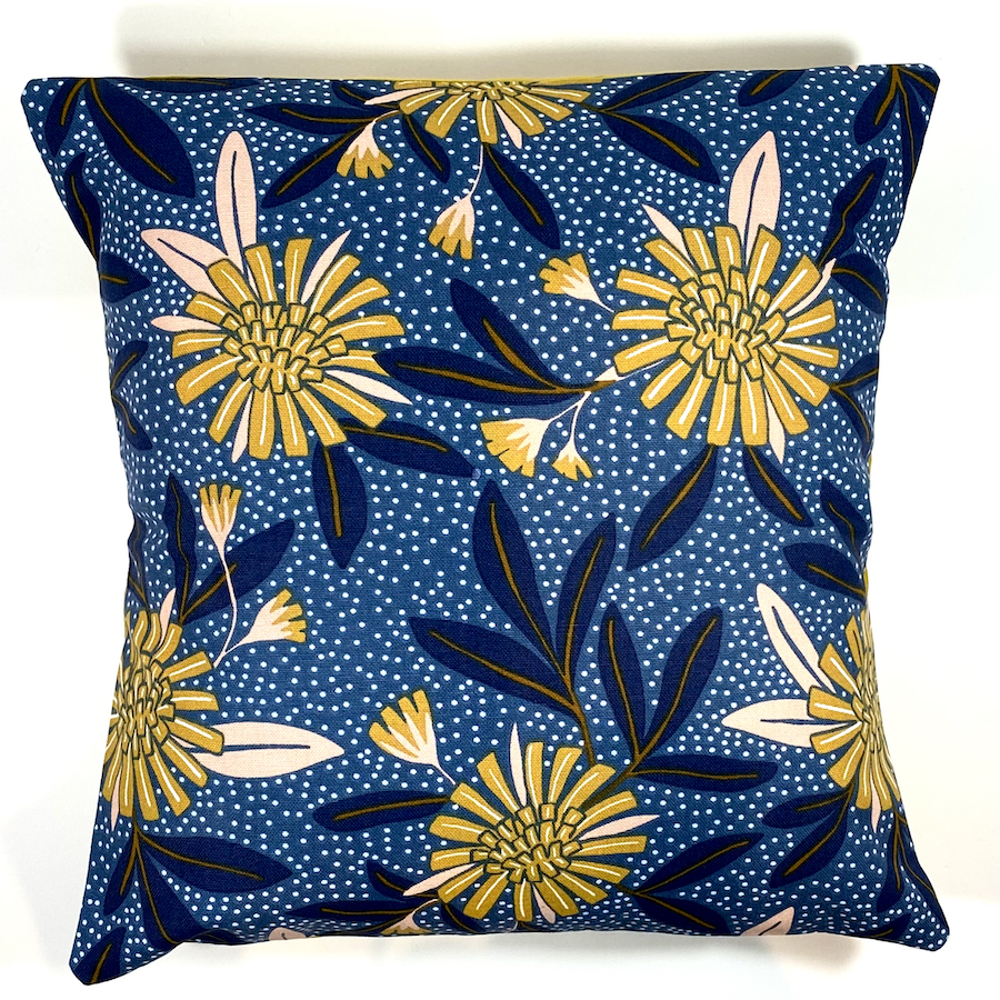 Housses de coussins tissus Editeurs. Motif tournesols sur fond bleu denim. Fabrication française. Idée déco cadeau.