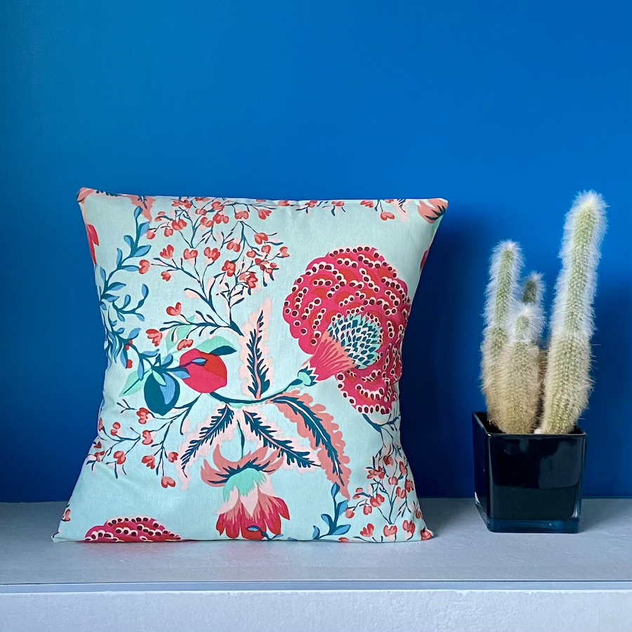 Housses de coussins, 40x40, coton épais. Tissus éditeur, fleurs fuschia et turquoise. Fin de série. Pas Si Muette. Idée cadeau