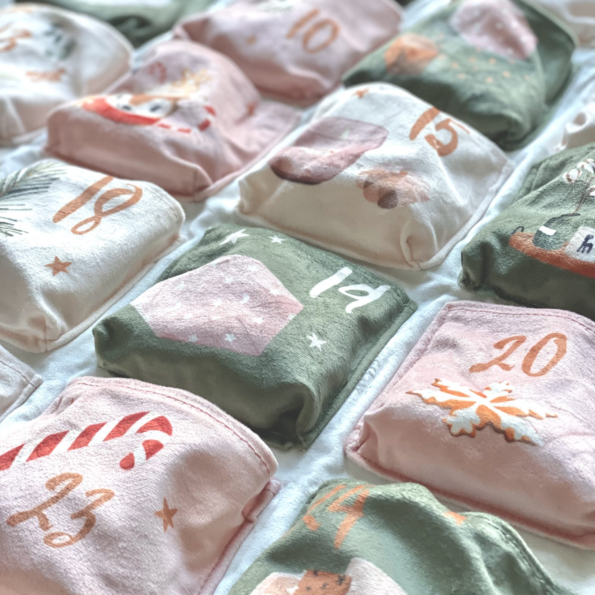 Calendrier de l'Avent à suspendre en velours. Décoration de Noël. Pas Si Muette, fabrication Française. Idée cadeau