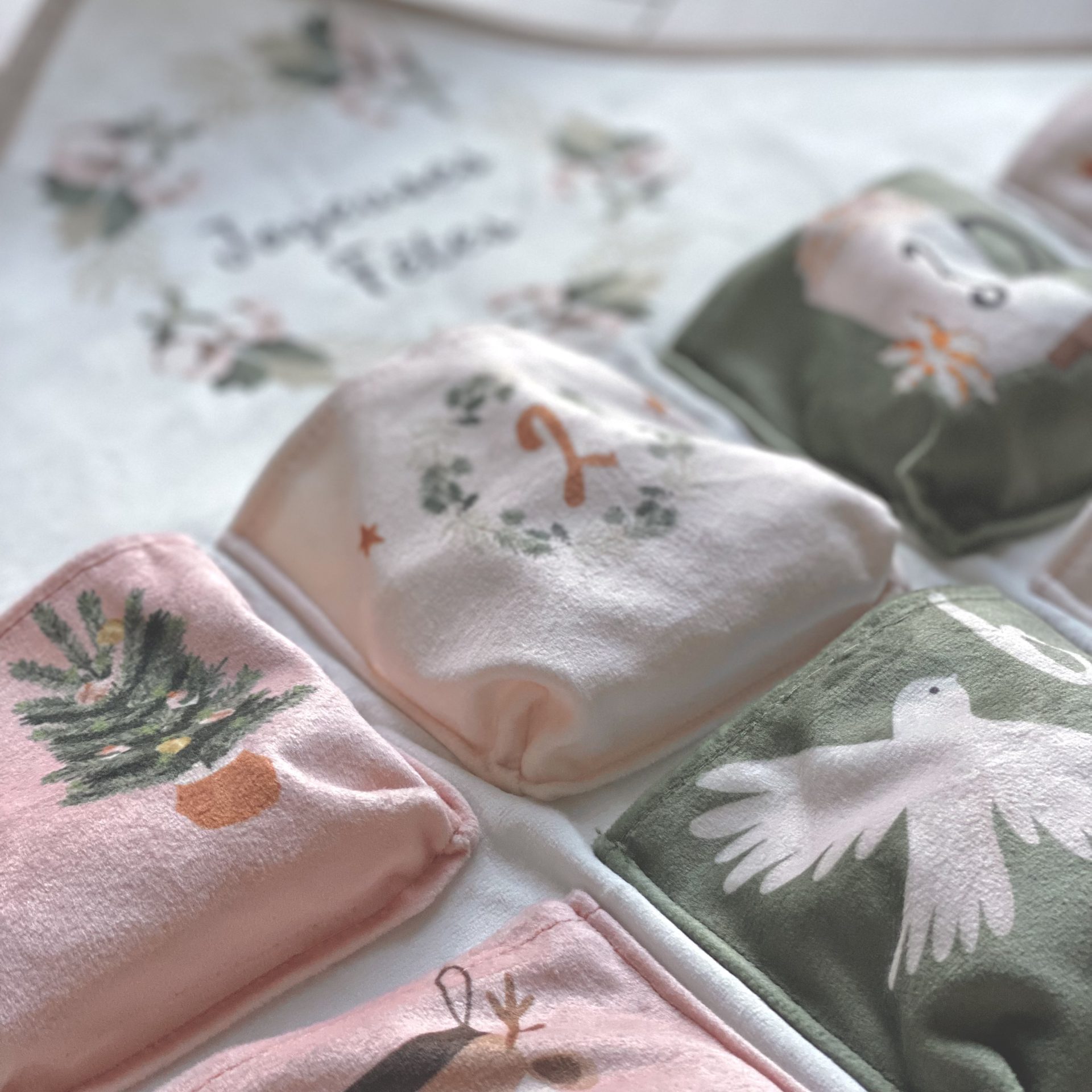 Calendrier de l'Avent à suspendre en velours. Décoration de Noël. Pas Si Muette, fabrication Française. Idée cadeau