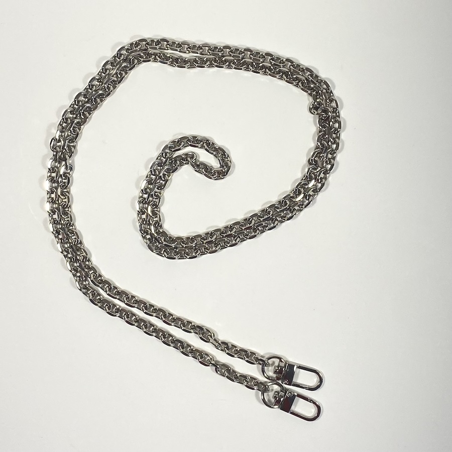 Chaines de sac. Mailles rondes. Métal argenté, amovibles. Pas Si Muette. Idée cadeau