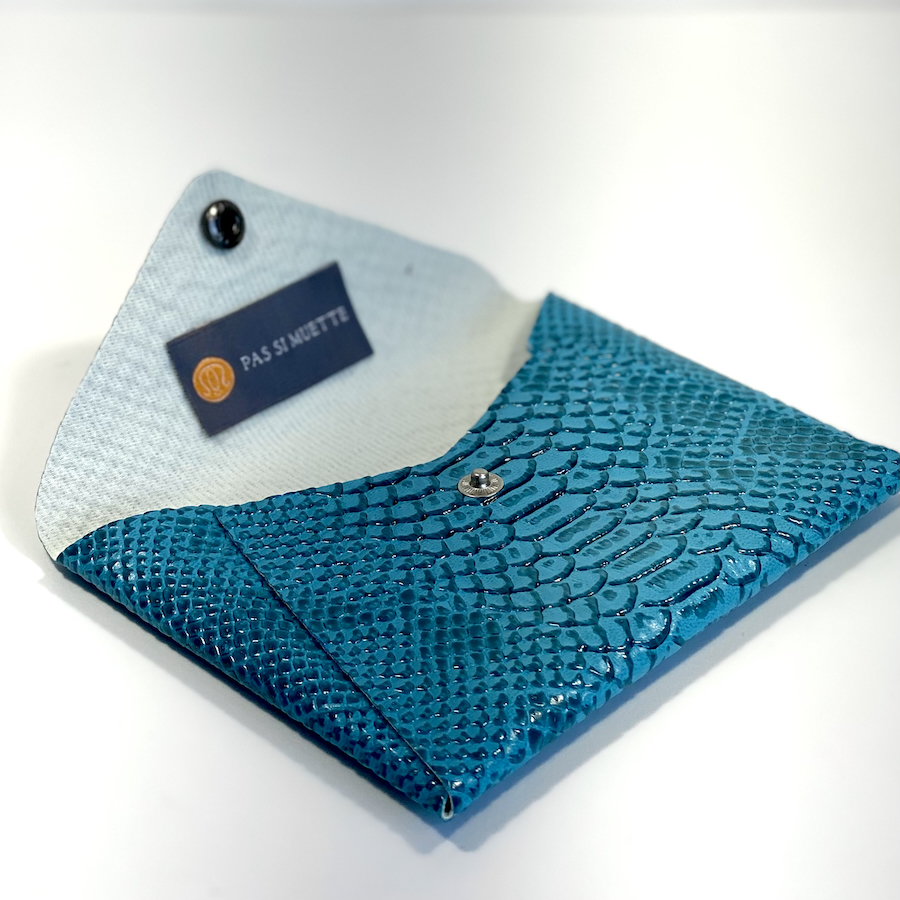 Enveloppe de sac en simili cuir, bleu lagon, effet python. Fabrication Française. L'accessoire rangement de tous les sacs à main.