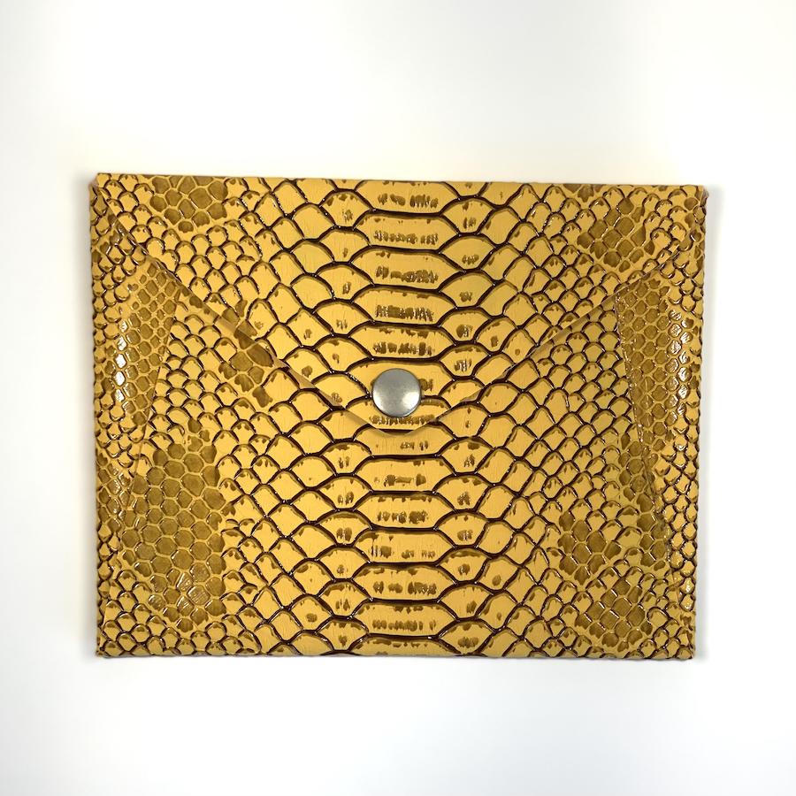 Enveloppe de sac en simili cuir, jaune safran, effet python. Fabrication Française. L'accessoire rangement de tous les sacs à main.