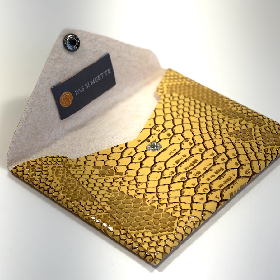 Enveloppe de sac en simili cuir, jaune safran, effet python. Fabrication Française. L'accessoire rangement de tous les sacs à main.