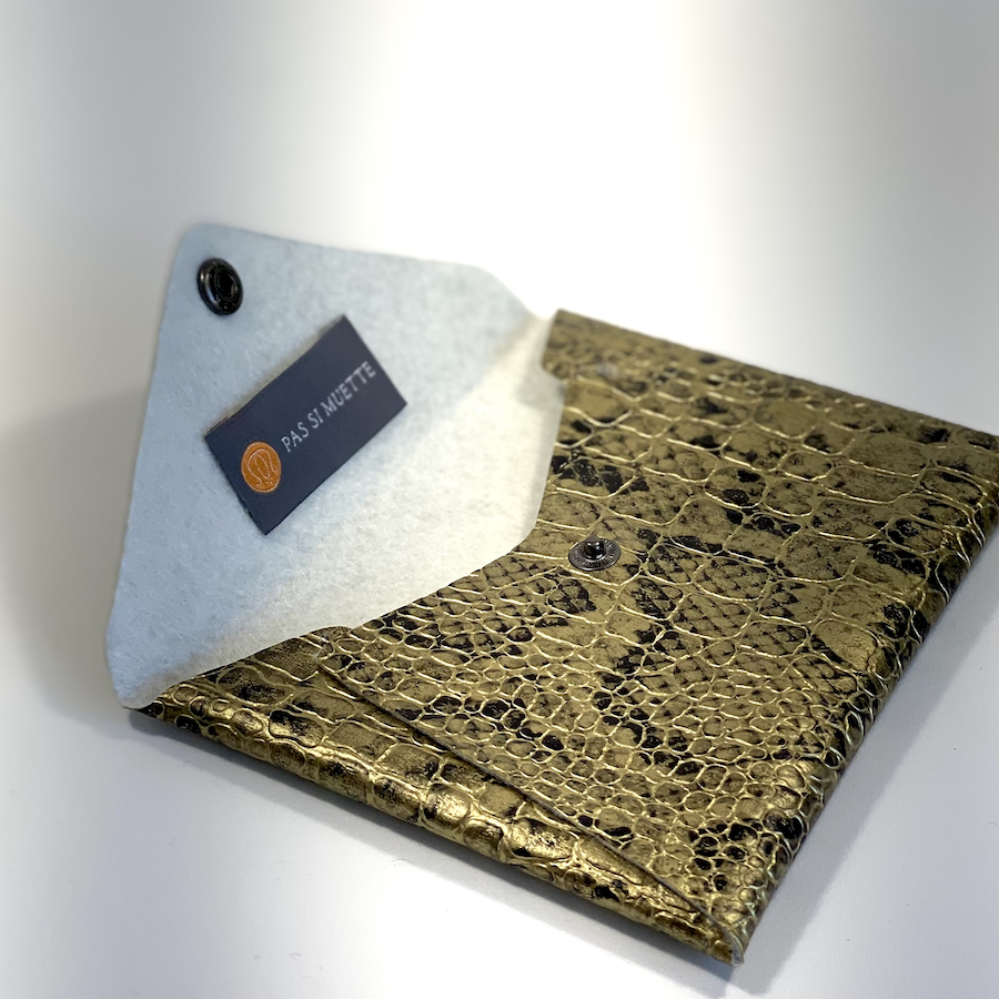 Enveloppe de sac en simili cuir, or et noir, effet python. Fabrication Française. L'accessoire rangement de tous les sacs à main.