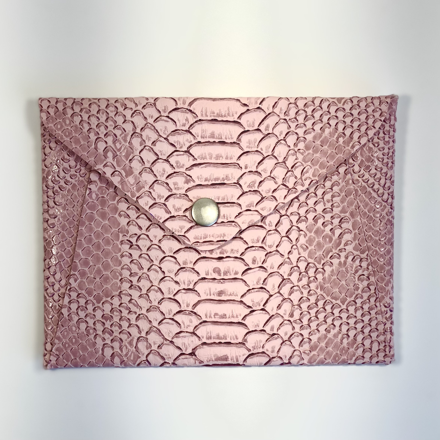 Enveloppe de sac en simili cuir, rose pastel, effet python. Fabrication Française. L'accessoire rangement de tous les sacs à main.