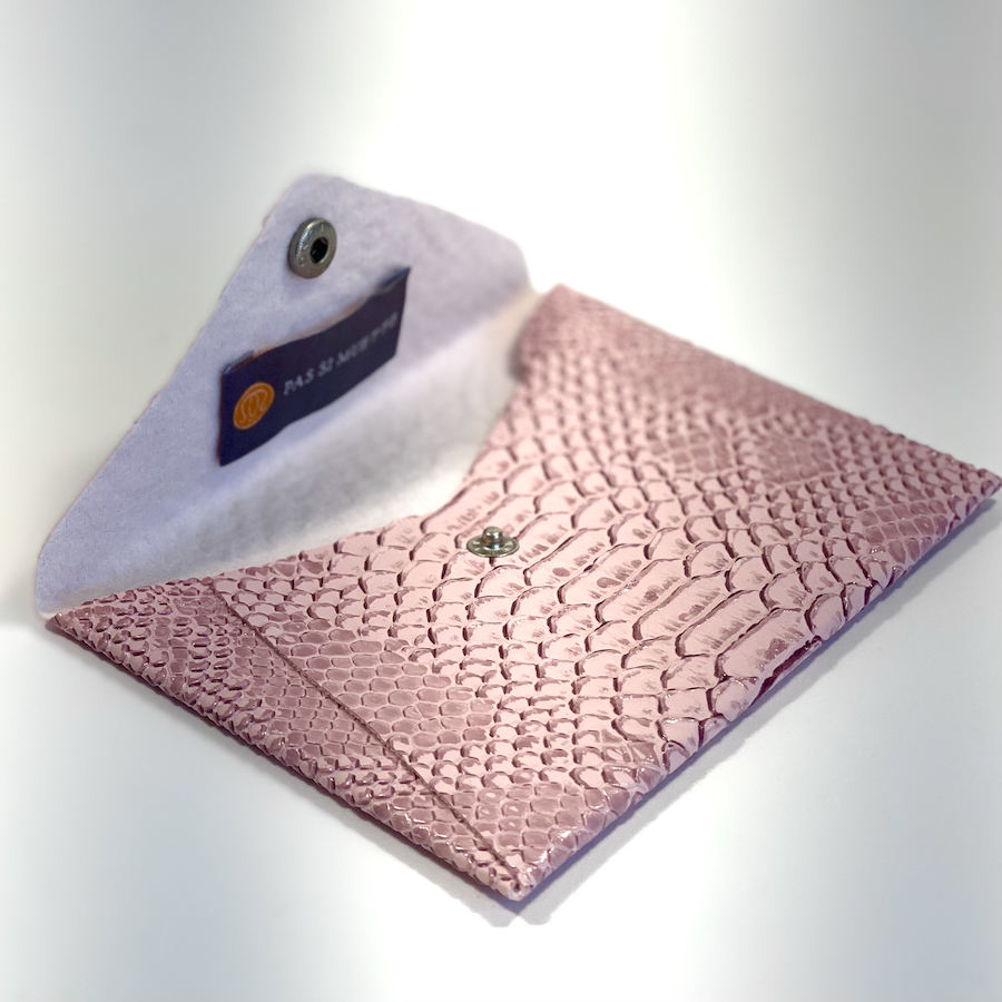 Enveloppe de sac en simili cuir, rose pastel, effet python. Fabrication Française. L'accessoire rangement de tous les sacs à main.