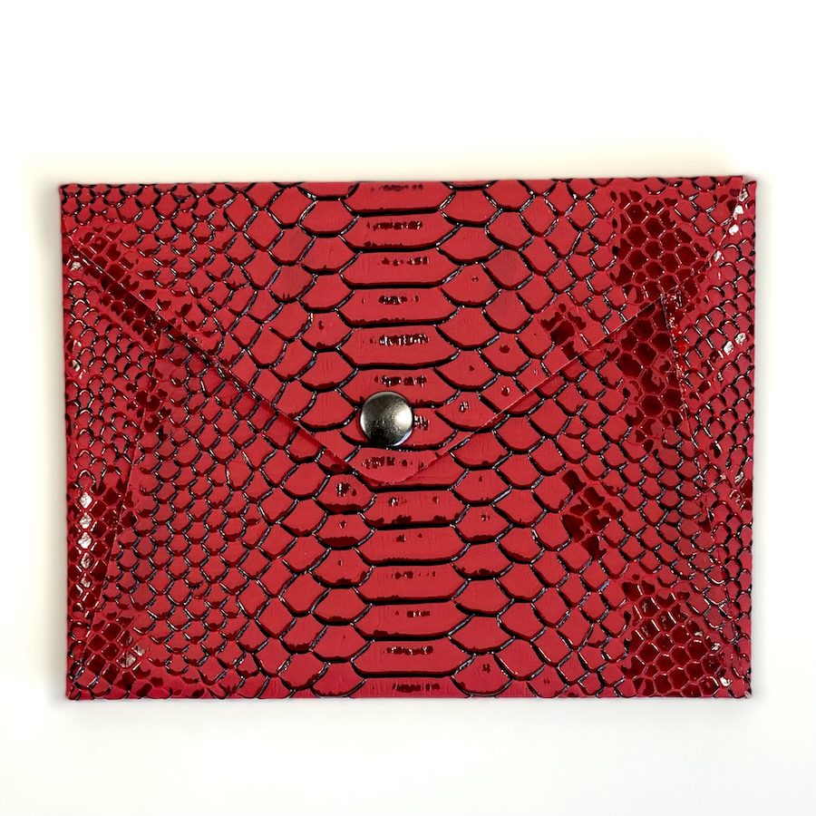 Enveloppe de sac en simili cuir, rouge cerise, effet python. Fabrication Française. L'accessoire rangement de tous les sacs à main.