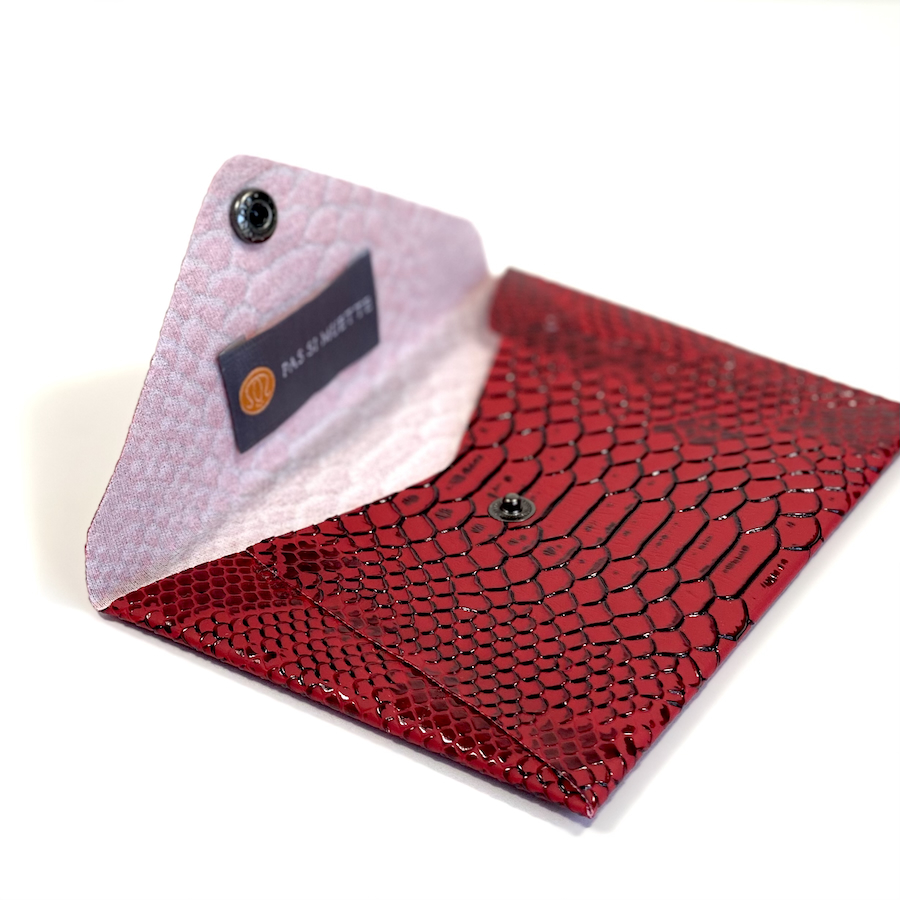 Enveloppe de sac en simili cuir, rouge cerise, effet python. Fabrication Française. L'accessoire rangement de tous les sacs à main.