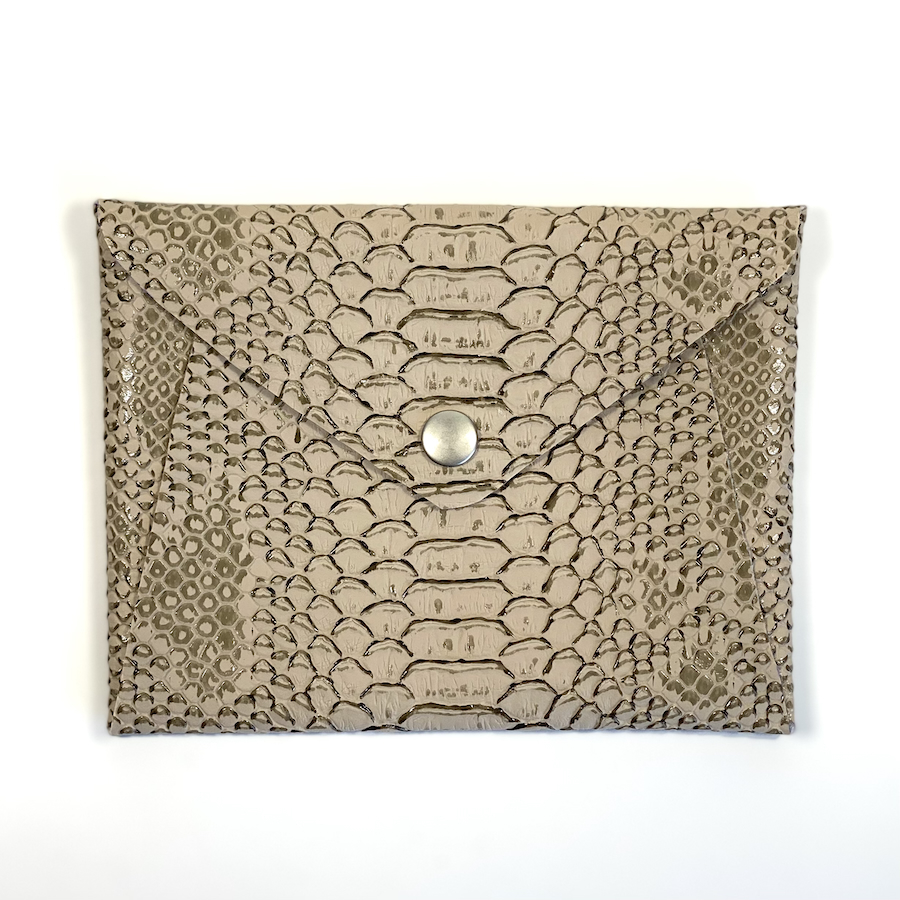 Enveloppe de sac en simili cuir, taupe, effet python. Fabrication Française. L'accessoire rangement de tous les sacs à main.